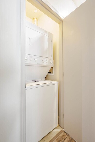 Building Photo - 121 E Freedom Way