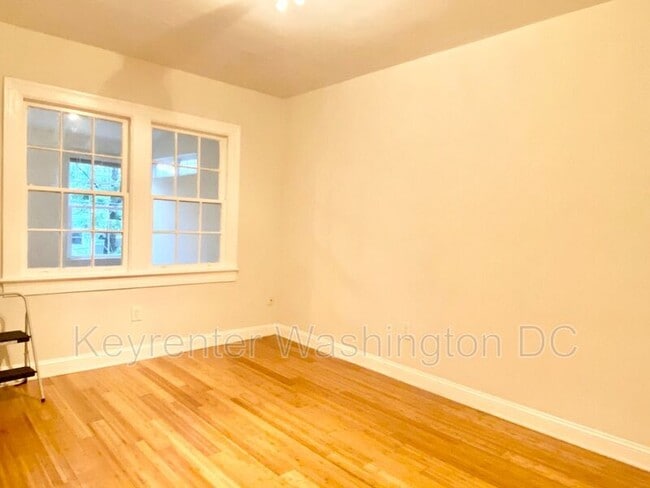 Building Photo - 1204 Holbrook St NE