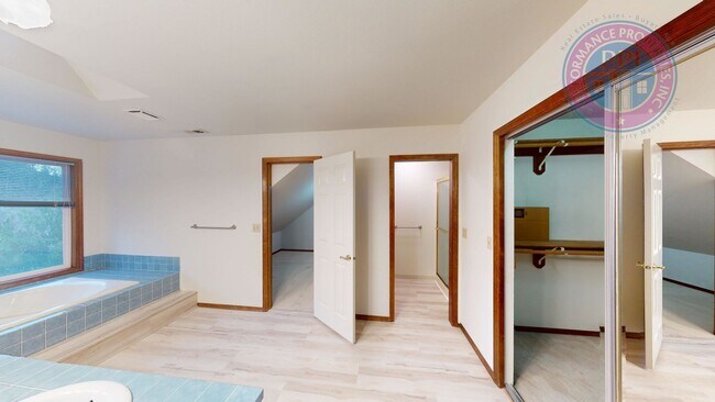 Building Photo - Room to Roam at Hidden Springs in West Linn! Pets OK!