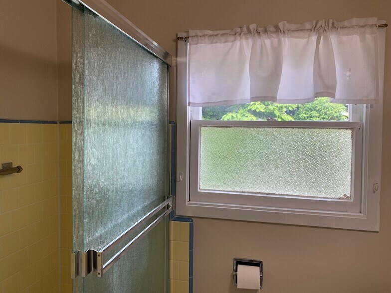 Building Photo - 415 Laurent St