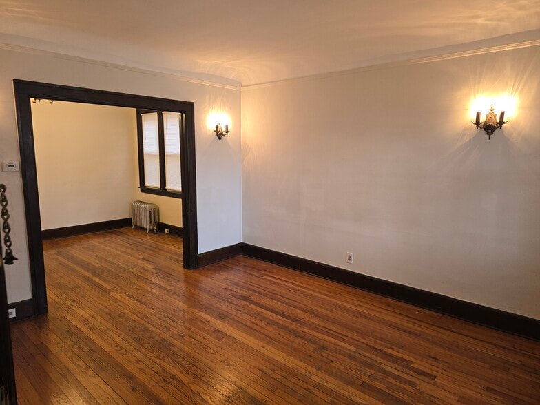 Building Photo - 843 Beaconsfield Ave