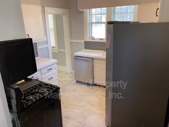 Building Photo - 414 N Willett St
