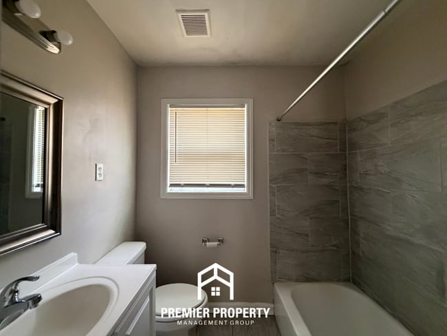 Building Photo - Charming 3BR Home in 38117 | Hardwood Floors & Large Fenced Backyard