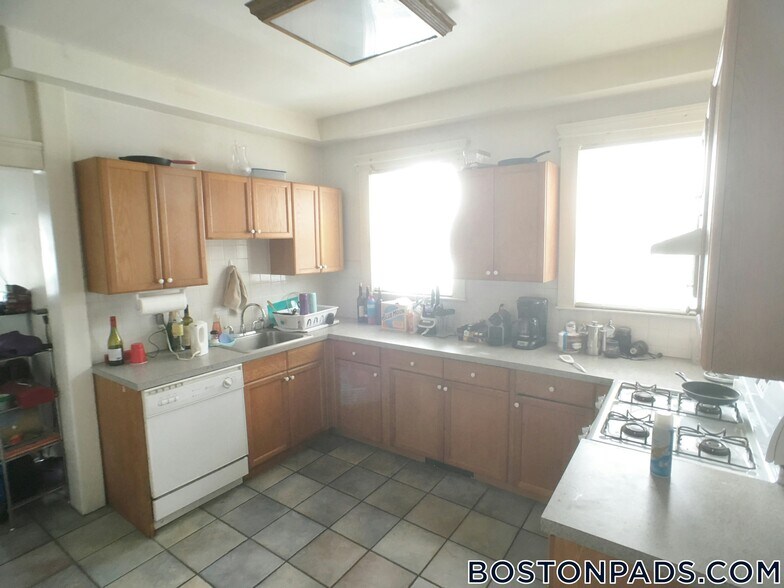 Building Photo - 140 Brooks St