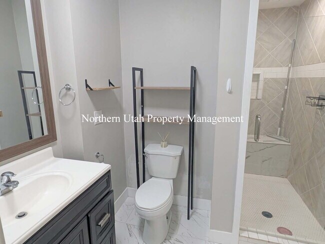 Building Photo - 4 Bed, 3.5 Bath - Amazing Location