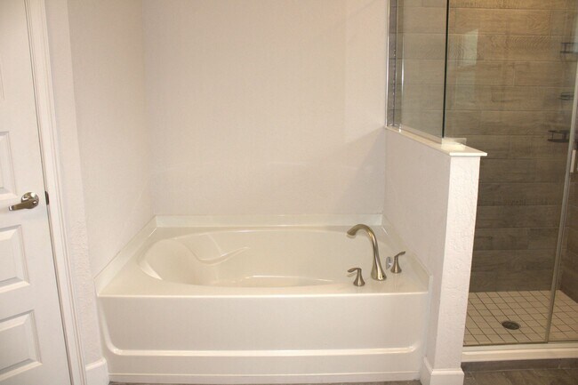 Building Photo - 4BR/2BA home available for rent in Weeki Wachee