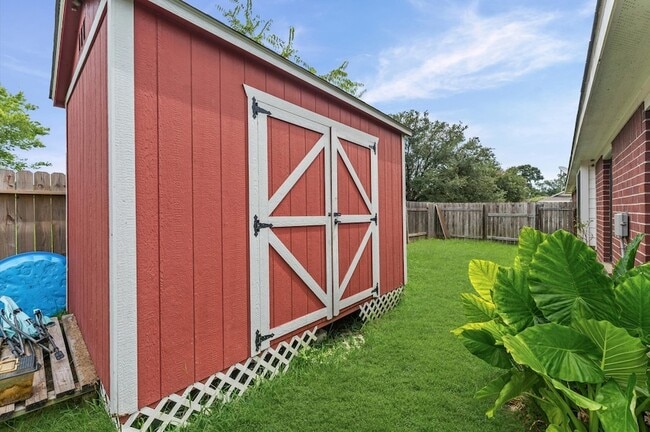 Building Photo - 1875 Redwood Ln