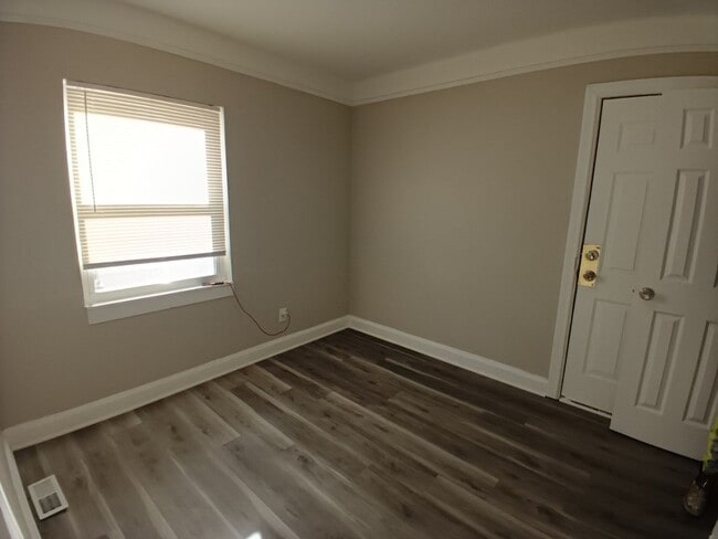 Building Photo - Freshly Renovated 3 Bedroom Bungalow