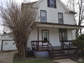 Building Photo - Large 4 bedroom, 2 bath home-Beautiful hom...