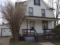 Building Photo - Large 4 bedroom, 2 bath home-Beautiful hom...