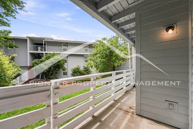 Building Photo - 3141 S Tamarac Dr