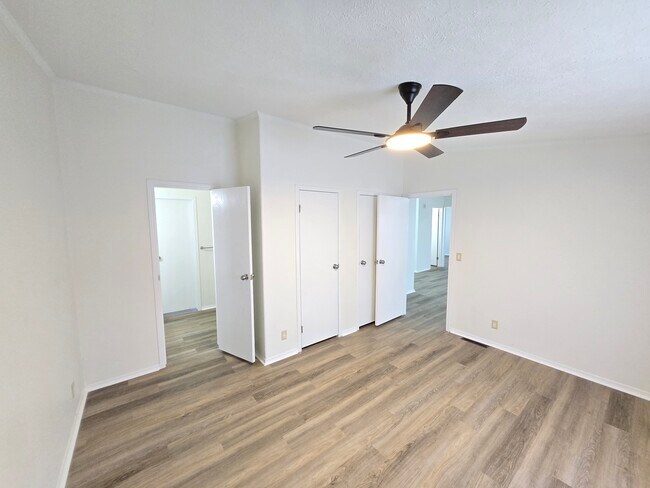 Building Photo - 916 W 65th St S