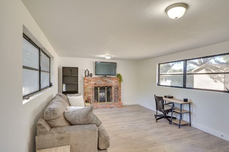 Building Photo - 916 Ave S SE