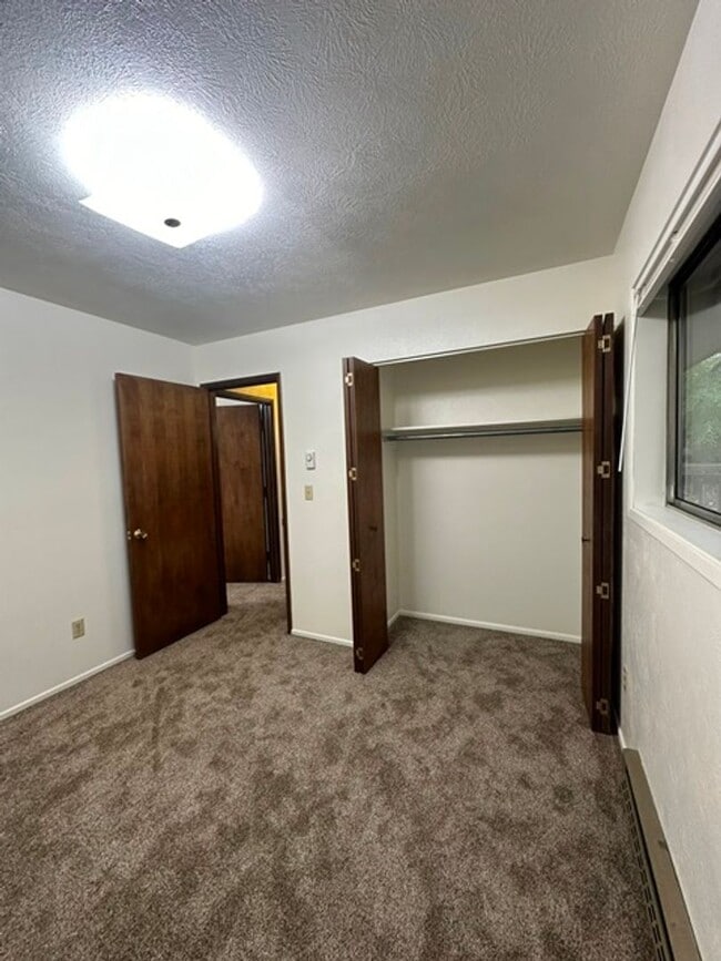Building Photo - Upstairs 2 bedroom in a 4-Plex