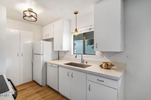 Building Photo - 233 S Ventura Rd