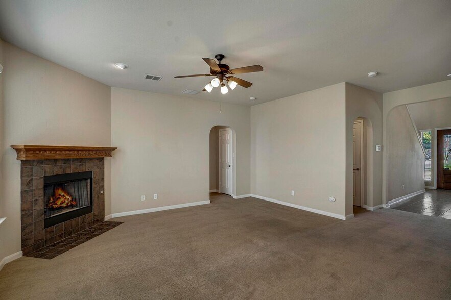 Building Photo - 606 Buckle Ct