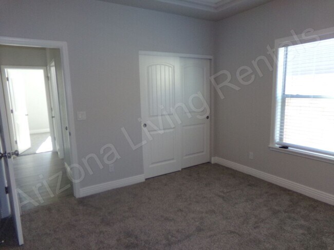 Building Photo - GORGEOUS 3 BEDROOM 2 BATHROOM HOME