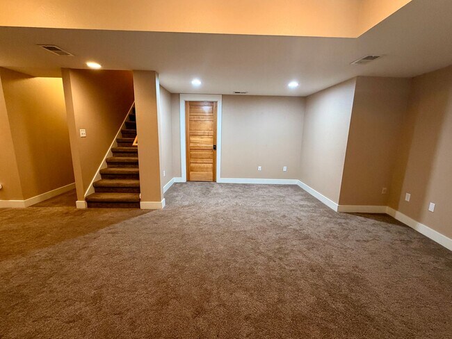 Building Photo - ABSOLUTELY BEAUTIFUL 4-Bedroom Townhome in the Highly Sought-After Prospect Neighborhood!