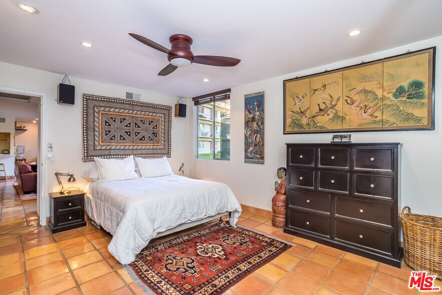 Building Photo - 100 S Doheny Dr