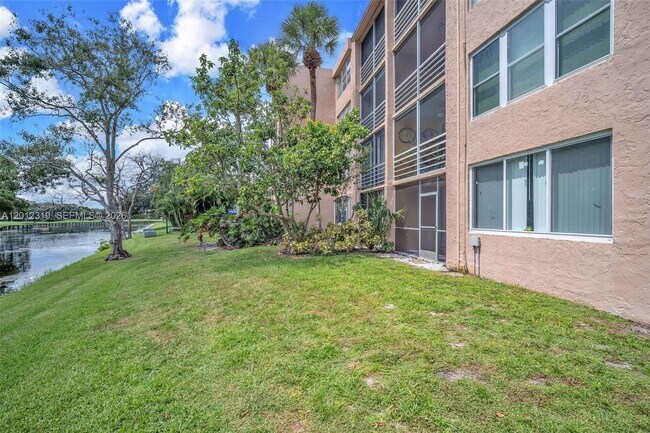Building Photo - 9431 Live Oak Pl