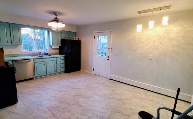 Building Photo - 717 Squires Ave