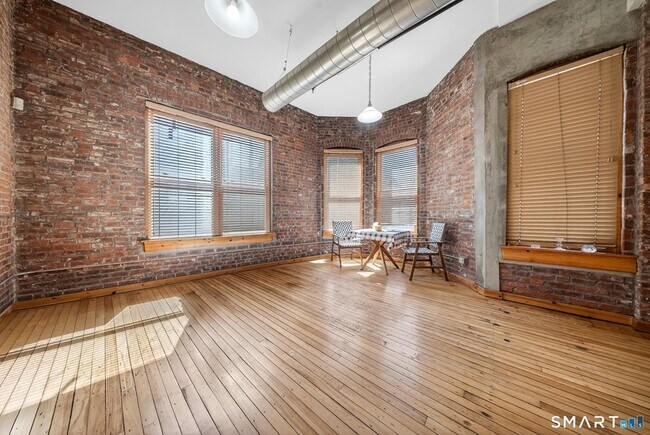 Building Photo - 325 Lafayette St