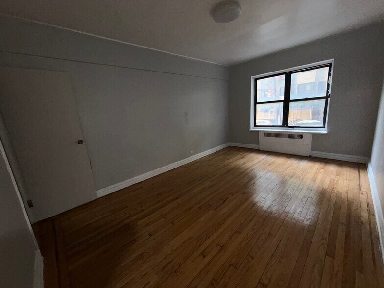 Building Photo - 253 E 181st St