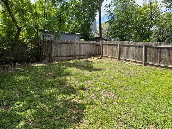 Building Photo - Tohara Properties1 (1209 Armadillo Rd)