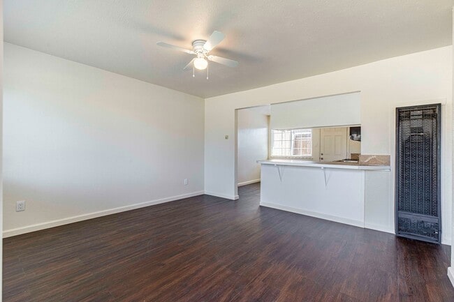 Building Photo - Spacious 2 bedroom / 1 bath renovated home...
