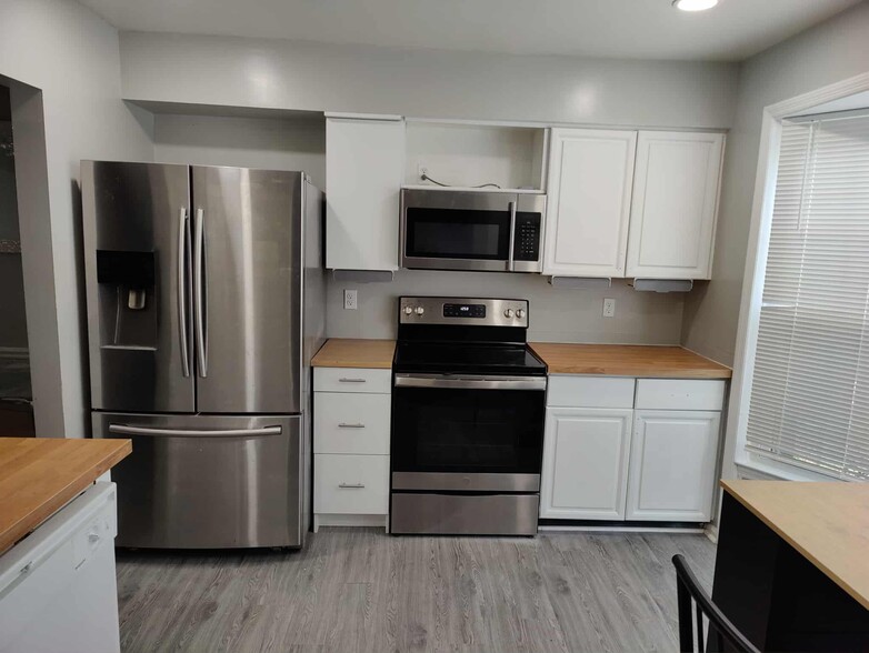 Kitchen (2nd floor) - 11573 Overleigh Dr