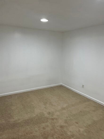 Building Photo - 102 Gateway Dr