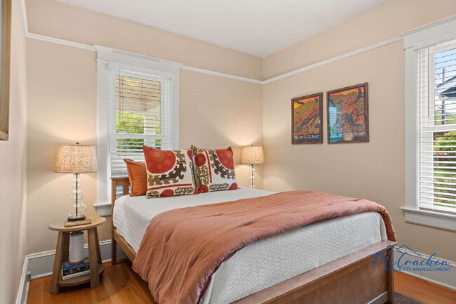 Building Photo - Charming 2-Bedroom Cottage with Modern Com...