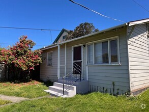 Building Photo - Cat-friendly cottage with a fully fenced y...