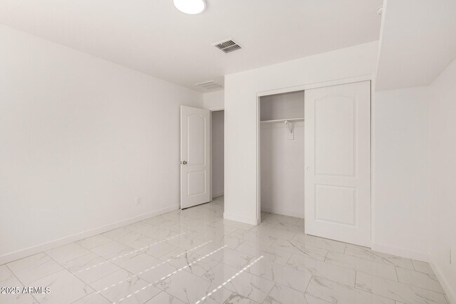 Building Photo - 24409 W Sheraton Ln