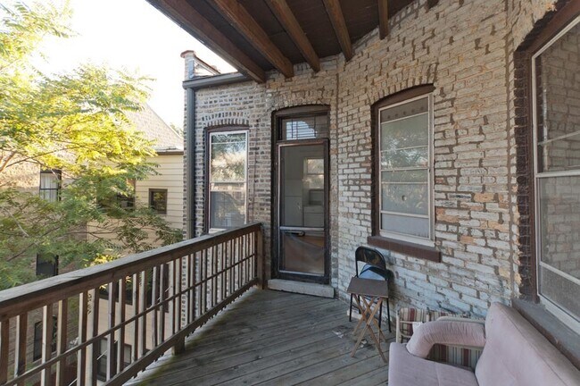 Building Photo - Top Floor Wrigleyville Two Bed Includes Heat