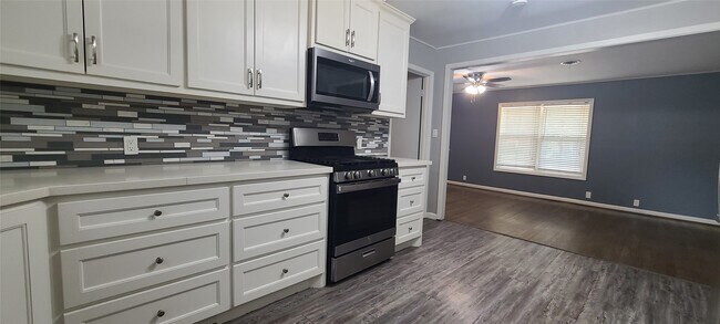 Building Photo - 1418 N Roberson St