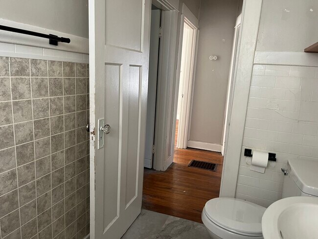 Building Photo - 835 Easton St