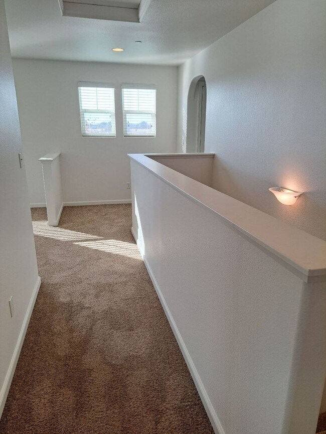 Building Photo - 1504 N Vanguard Way