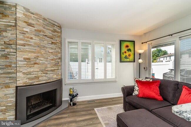 Building Photo - 251 Fir Tree Ct
