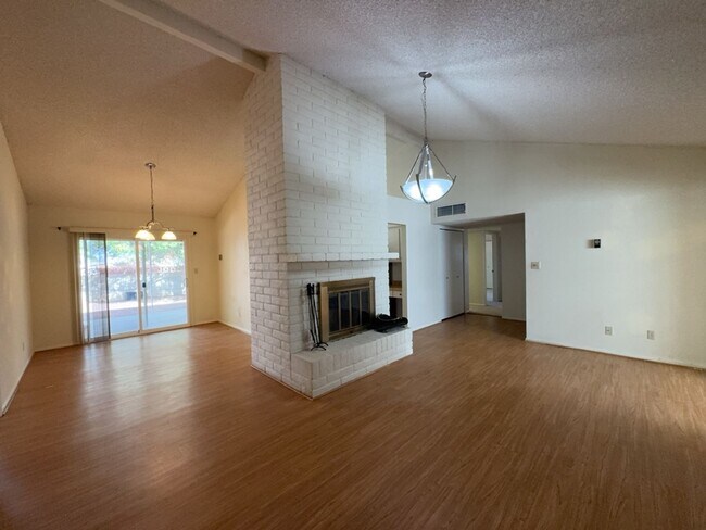 Building Photo - Very Nice 3 bedroom 2 bath with 2 car garage.