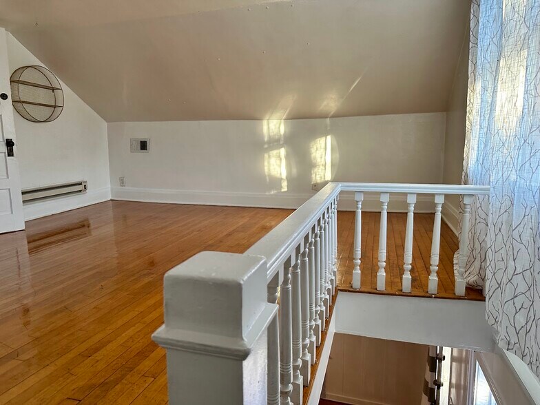 Building Photo - 414 2nd St W