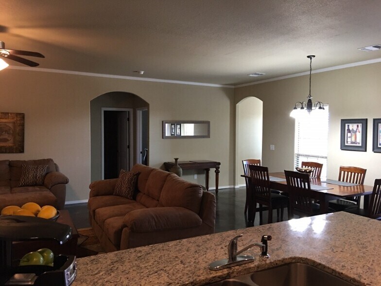 Building Photo - 6010 Nancy Ellen St