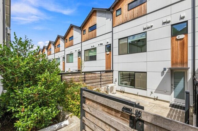 Building Photo - ULTRA-MODERN Air Conditioned Townhome in Beacon Hill (1st Month Free)