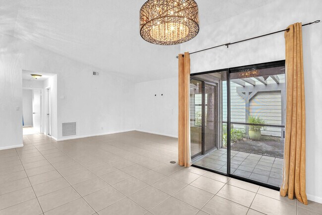 Building Photo - 2533 Bedford Mews Dr