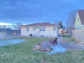 Building Photo - Beautiful 3 bed 1 bath house, over sized driveway, garage and fenced in back yard $1,595  [Move-i...