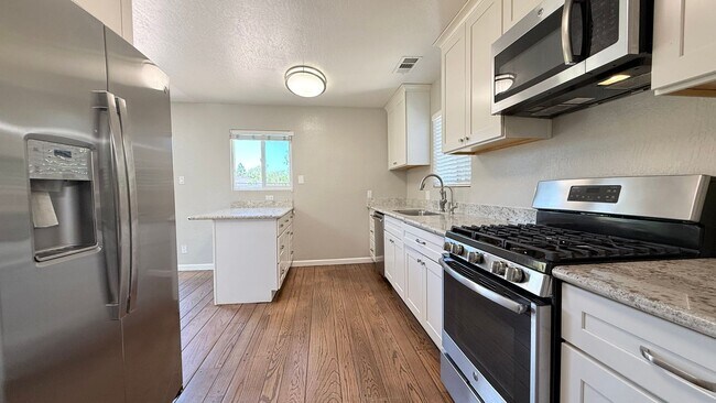 Building Photo - POETS CORNER GEM! Charming and One Of A Kind, 3BD/1BA on a Cul-de-sac Available NOW!