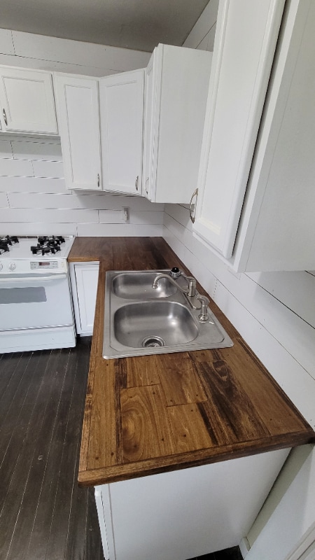 Building Photo - 208 W Chester St