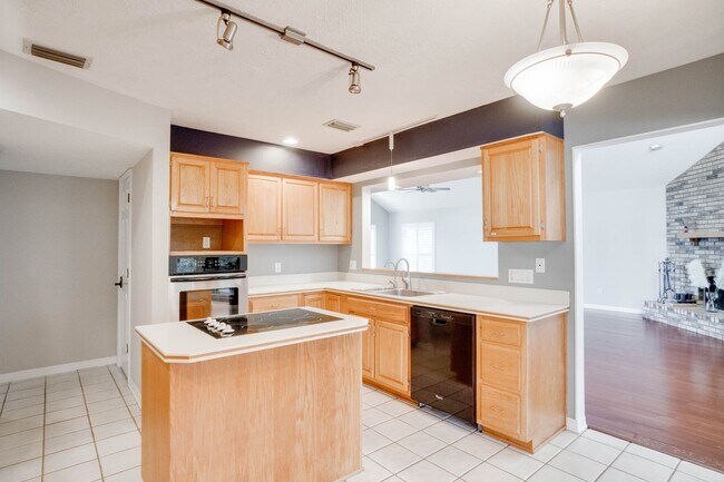 Building Photo - FOR RENT!!! STUNNING AND SPACIOUS SINGLE FAMILY HOME WITH LAKE VIEW...