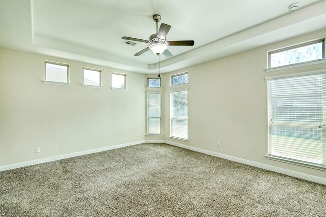 Building Photo - 204 Blue Spruce Way