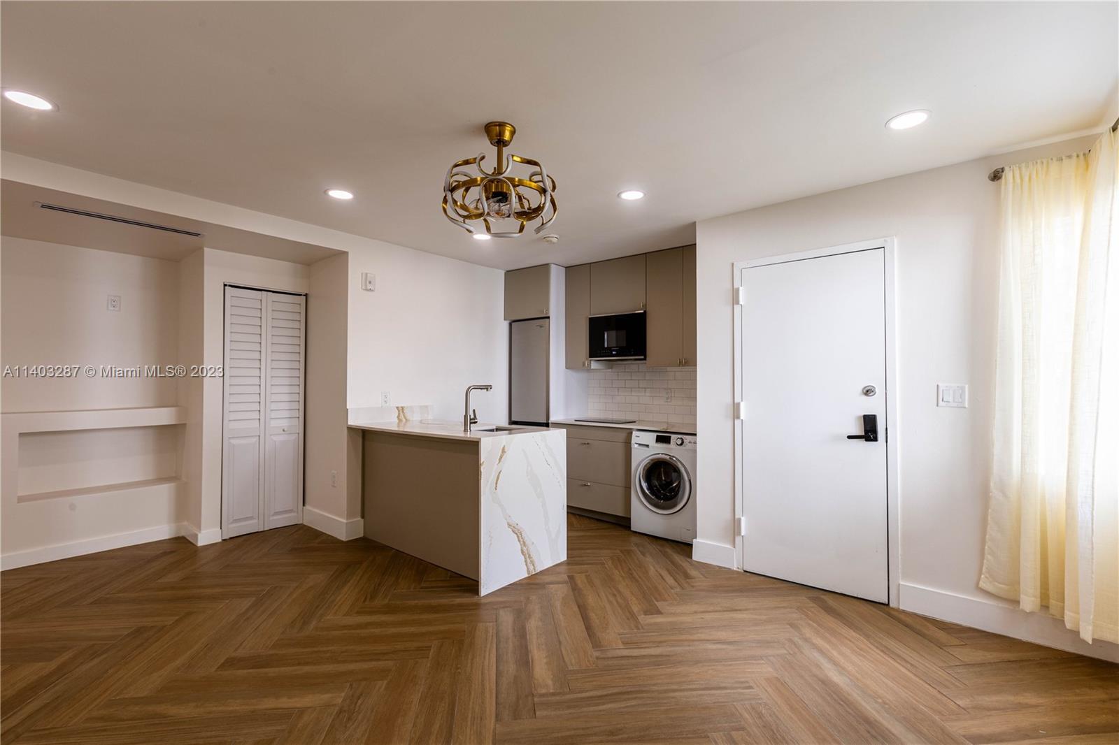 Building Photo - 731 6th St